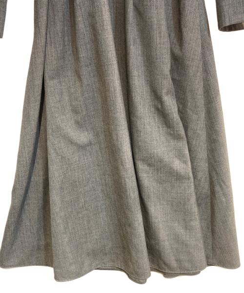 allureville（アルアバイル）allureville (アルアバイル) スタンドカラータックワンピース グレー サイズ:2の古着・服飾アイテム