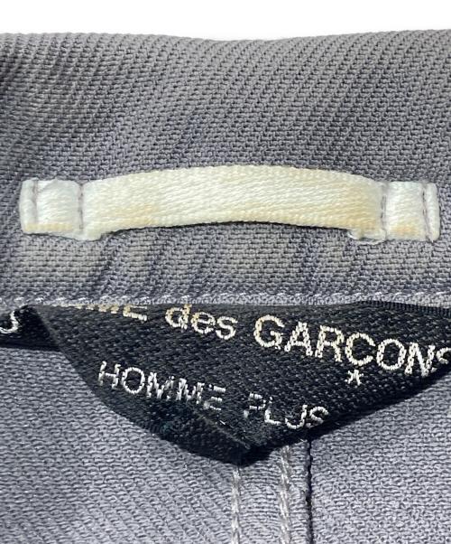 COMME des GARCONS HOMME PLUS（コムデギャルソンオムプリュス）COMME des GARCONS HOMME PLUS (コムデギャルソンオムプリュス) タイヤボタンポリ縮テーラードジャケット グレー サイズ:Sの古着・服飾アイテム