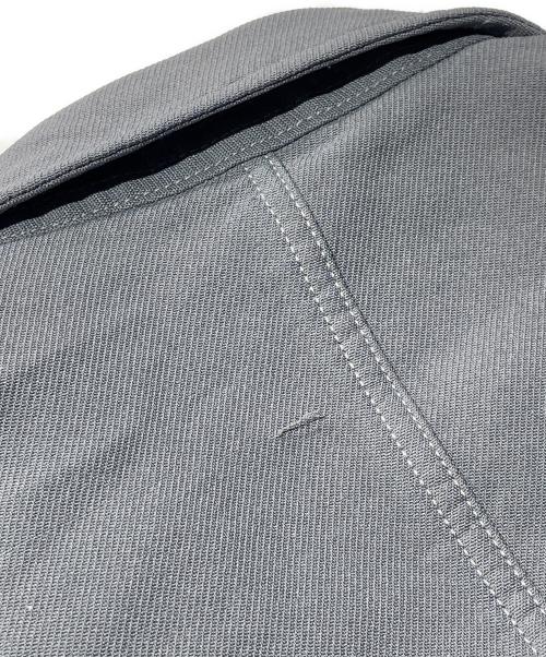 COMME des GARCONS HOMME PLUS（コムデギャルソンオムプリュス）COMME des GARCONS HOMME PLUS (コムデギャルソンオムプリュス) タイヤボタンポリ縮テーラードジャケット グレー サイズ:Sの古着・服飾アイテム