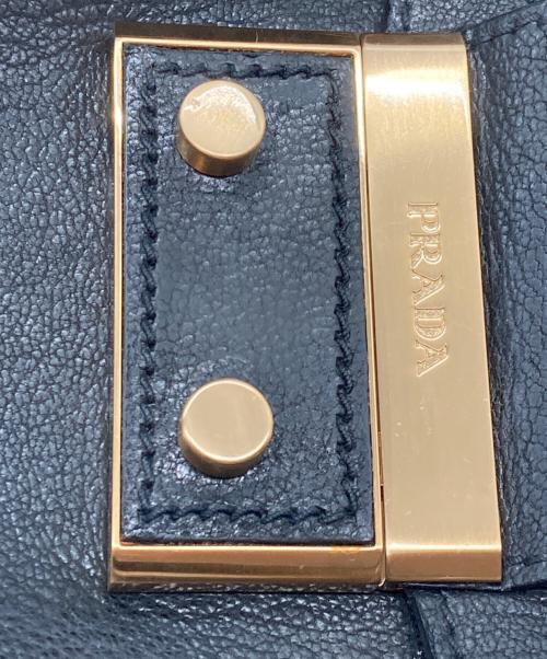 PRADA（プラダ）PRADA (プラダ) アンティーク加工 バックルレザーバッグ ブラックの古着・服飾アイテム