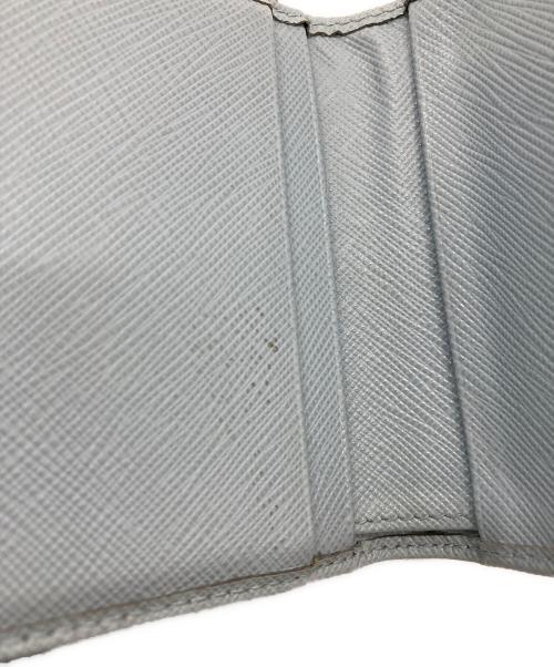 PRADA（プラダ）PRADA (プラダ) サフィアーノトライアングルウォレット スカイブルーの古着・服飾アイテム