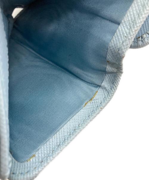 PRADA（プラダ）PRADA (プラダ) サフィアーノトライアングルウォレット スカイブルーの古着・服飾アイテム