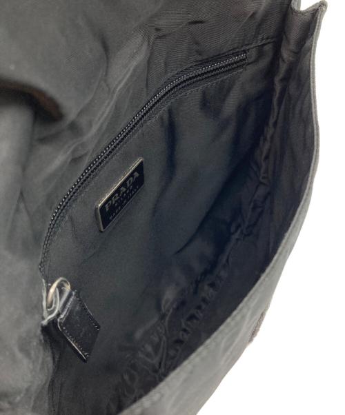 PRADA（プラダ）PRADA (プラダ) ロゴプレートバックフラップショルダーバッグ ブラックの古着・服飾アイテム