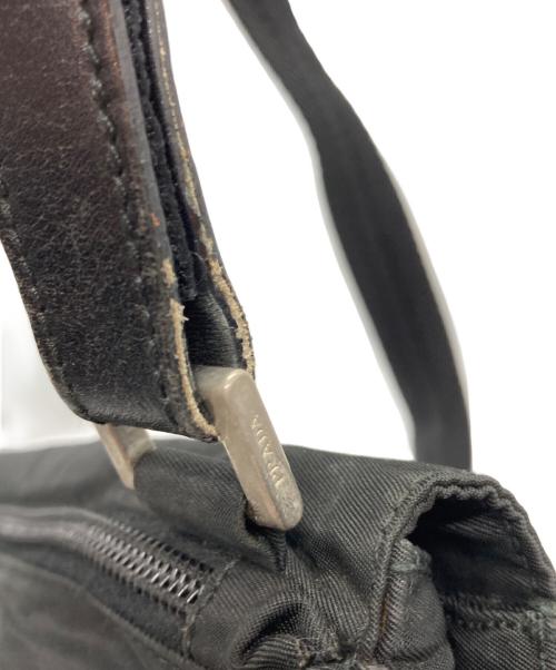 PRADA（プラダ）PRADA (プラダ) ロゴプレートバックフラップショルダーバッグ ブラックの古着・服飾アイテム