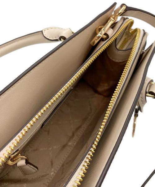 MICHAEL KORS（マイケル・コース）MICHAEL KORS (マイケル・コース) SHEILA センタージップ サッチェル スモール 2WAYショルダーバッグ アイボリーの古着・服飾アイテム