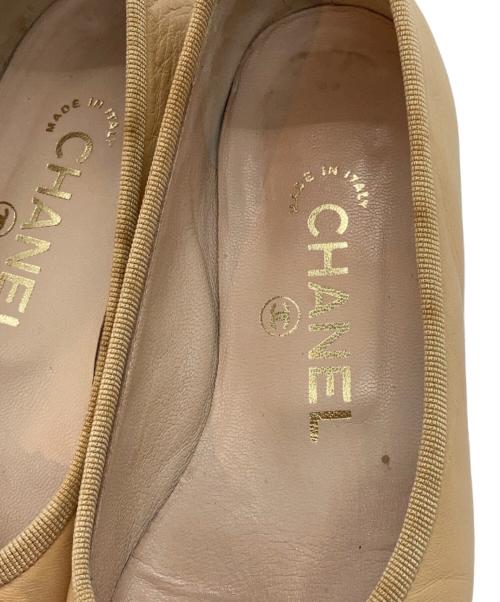 CHANEL（シャネル）CHANEL (シャネル) ココマークキャップトゥバレエパンプス ベージュ サイズ:SIZE 34の古着・服飾アイテム