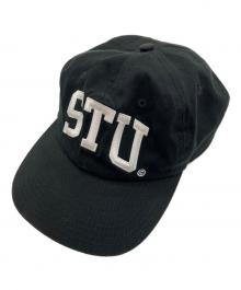 stussy（ステューシー）の古着「STU Arch Strapback Cap/ステューシー エスティーユー アーチ ストラップバック キャップ」｜ブラック