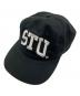stussy（ステューシー）の古着「STU Arch Strapback Cap/ステューシー エスティーユー アーチ ストラップバック キャップ」｜ブラック