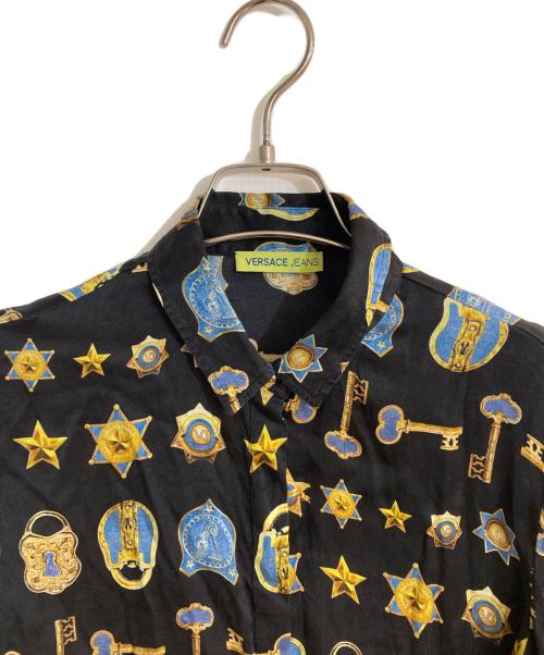 VERSACE JEANS（ヴェルサーチジーンズ）VERSACE JEANS (ヴェルサーチジーンズ) トータルパターンシルクシャツ ブラック サイズ:Mの古着・服飾アイテム