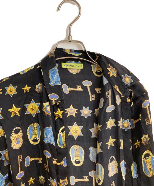 VERSACE JEANS（ヴェルサーチジーンズ）VERSACE JEANS (ヴェルサーチジーンズ) トータルパターンシルクシャツ ブラック サイズ:Mの古着・服飾アイテム