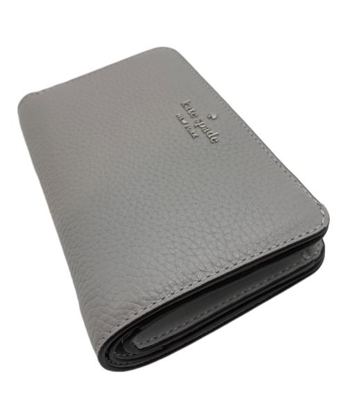 Kate Spade（ケイトスペード）Kate Spade (ケイトスペード) レナ ミディアムコンパクトバイフォールドウォレット グレーの古着・服飾アイテム