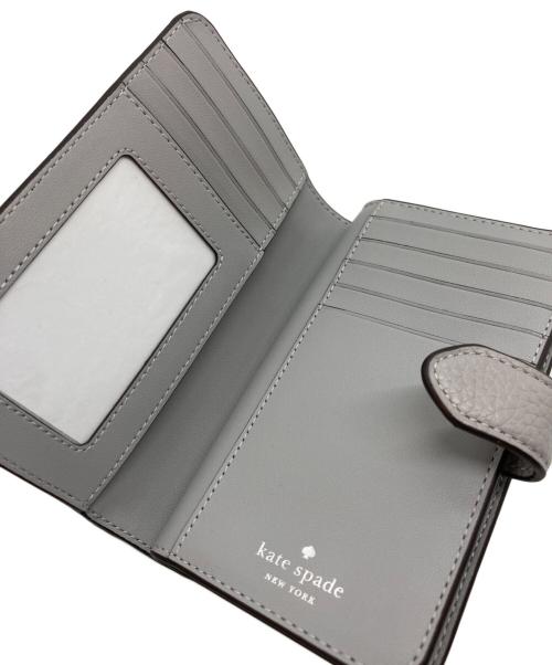 Kate Spade（ケイトスペード）Kate Spade (ケイトスペード) レナ ミディアムコンパクトバイフォールドウォレット グレーの古着・服飾アイテム