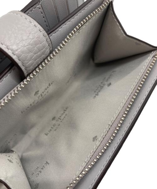 Kate Spade（ケイトスペード）Kate Spade (ケイトスペード) レナ ミディアムコンパクトバイフォールドウォレット グレーの古着・服飾アイテム