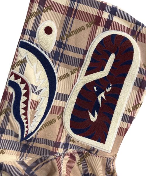 A BATHING APE（アベイシングエイプ）A BATHING APE (アベイシングエイプ) LOGO CHECK PATTERN SHARK FULL ZIP HOODIE ベージュ サイズ:Mの古着・服飾アイテム
