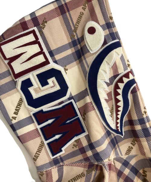 A BATHING APE（アベイシングエイプ）A BATHING APE (アベイシングエイプ) LOGO CHECK PATTERN SHARK FULL ZIP HOODIE ベージュ サイズ:Mの古着・服飾アイテム