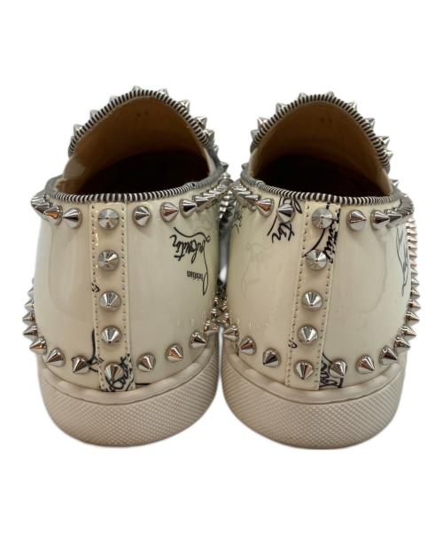 Christian Louboutin（クリスチャン・ルブタン）Christian Louboutin (クリスチャン・ルブタン) ロゴパテントスタッズスパイクスリッポン ホワイト サイズ:37の古着・服飾アイテム