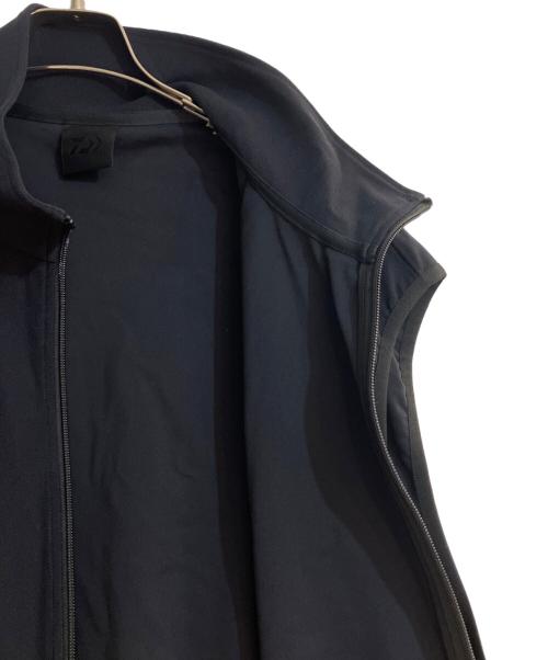 DAIWA PIER39（ダイワ ピア39）DAIWA PIER39 (ダイワ ピア39) TECH FLEX JERSEY STAND COLLAR VEST/テック フレックスジャージー スタンドカラーベスト ブラック サイズ:XL 未使用品の古着・服飾アイテム