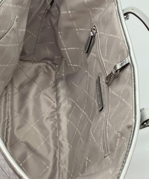 MICHAEL KORS（マイケルコース）MICHAEL KORS (マイケル・コース) Jet Set Girls JST Medium Signature Carry all Tote Logo Bag ホワイトの古着・服飾アイテム