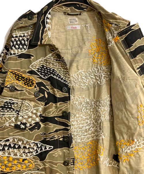 freada（フリーダ）freada (フリーダ) WINWINWIN Vintageハンドステッチ リメイク ミリタリーシャツ カーキ サイズ:FREEの古着・服飾アイテム