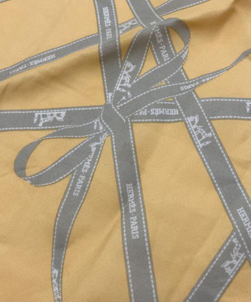HERMES（エルメス）HERMES (エルメス) リボン柄シルクスカーフ イエローの古着・服飾アイテム