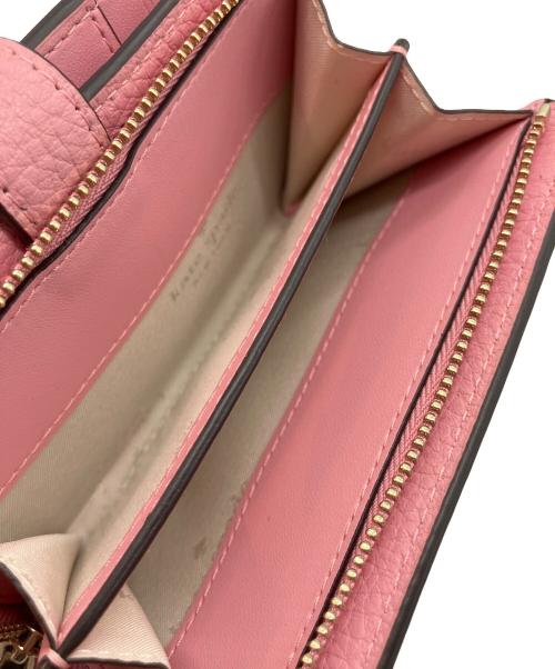 Kate Spade（ケイトスペード）Kate Spade (ケイトスペード) レイラ2つ折りコンパクトウォレット ピンクの古着・服飾アイテム