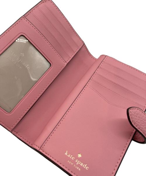 Kate Spade（ケイトスペード）Kate Spade (ケイトスペード) レイラ2つ折りコンパクトウォレット ピンクの古着・服飾アイテム