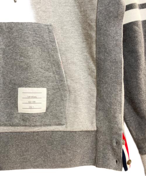 Thom Browne（トムブラウン）Thom Browne (トムブラウン) 4BARアームプルオーバーパーカー グレー サイズ:2の古着・服飾アイテム