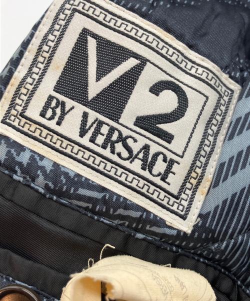 V2 BY VERSACE（ヴェルサーチ V2）V2 BY VERSACE (ヴェルサーチ V2) グリークボタンストライプウールフーデットコート ブラック サイズ:50の古着・服飾アイテム