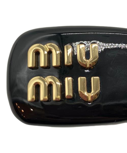 MIU MIU（ミュウミュウ）MIU MIU (ミュウミュウ) パテントレザー ヘアクリップ ブラックの古着・服飾アイテム