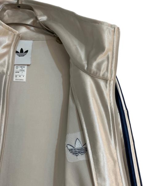 adidas（アディダス）adidas (アディダス) U FIREBIRD TT/「ユー ファイヤーバード トラックトップ ベージュ サイズ:Mの古着・服飾アイテム