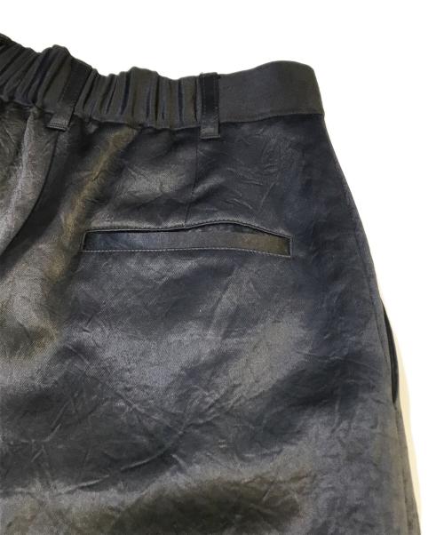 emmi atelier（エミアトリエ）emmi atelier (エミアトリエ) シャイニーアセテートカーゴパンツ ブラックの古着・服飾アイテム