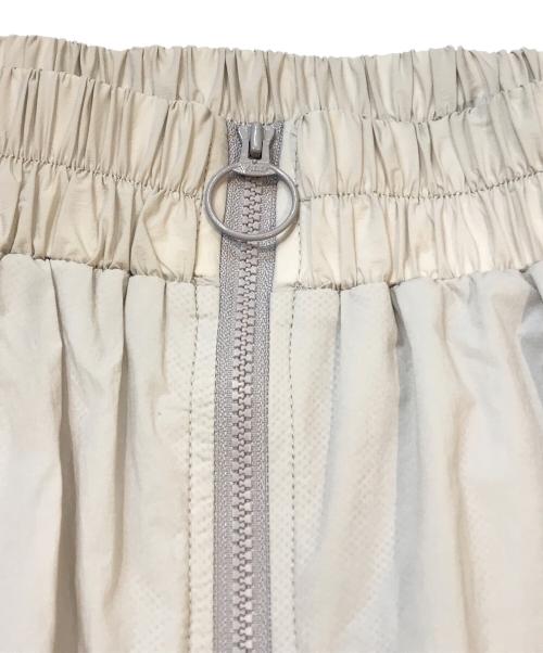 emmi atelier（エミアトリエ）emmi atelier (エミアトリエ) ボリュームドロストジップアップスカート　13WFS241034 ホワイト サイズ:1の古着・服飾アイテム