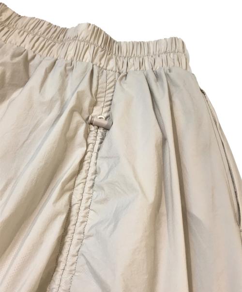 emmi atelier（エミアトリエ）emmi atelier (エミアトリエ) ボリュームドロストジップアップスカート　13WFS241034 ホワイト サイズ:1の古着・服飾アイテム