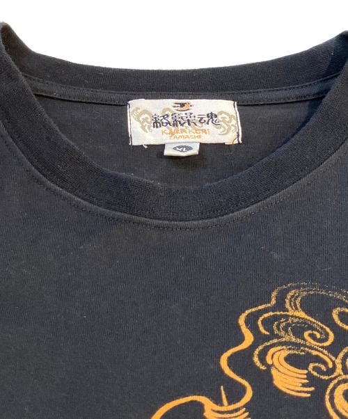 絡繰魂（カラクリタマシイ）絡繰魂 (カラクリタマシイ) 刺繍Tシャツ　202084 ブラック サイズ:XLの古着・服飾アイテム