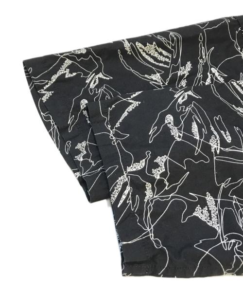 WHITE MOUNTAINEERING（ホワイトマウンテ二アニング）WHITE MOUNTAINEERING (ホワイトマウンテ二アニング) 半袖シャツ　BK1671101 ブラックの古着・服飾アイテム