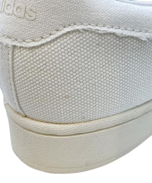 adidas（アディダス）adidas (アディダス) ローカットスニーカー　FX5534 ホワイト サイズ:28の古着・服飾アイテム