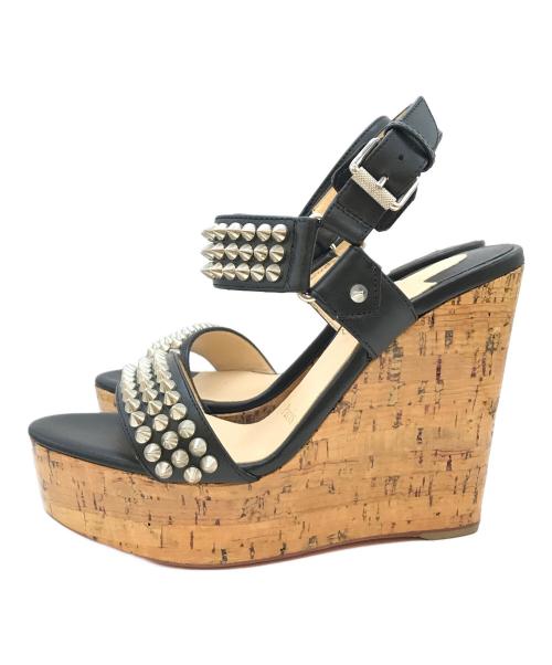 Christian Louboutin（クリスチャン・ルブタン）Christian Louboutin (クリスチャン・ルブタン) スタッズウェッジソールサンダル ベージュ×ブラック サイズ:35 1/2の古着・服飾アイテム