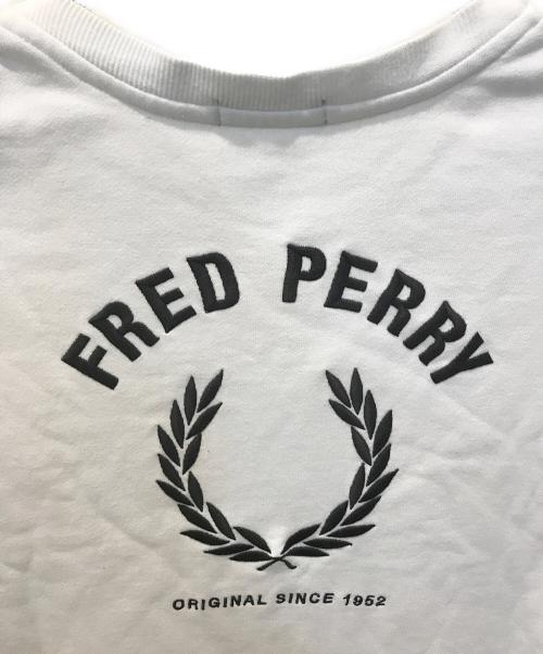 FRED PERRY（フレッドペリー）FRED PERRY (フレッドペリー) 刺繍クルーネックスウェット ホワイト サイズ:Mの古着・服飾アイテム
