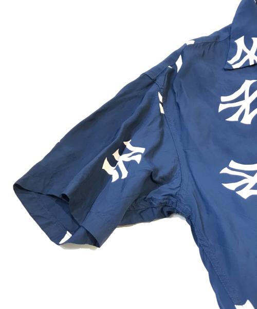 Sun Surf（サンサーフ）Sun Surf (サンサーフ) GENUINE MERCHANDISE (ジェニュイン マーチャンダイズ) ニューヨークヤンキース総柄アロハシャツ　SS38979BM ブルー サイズ:表記無しの古着・服飾アイテム