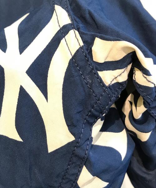 Sun Surf（サンサーフ）Sun Surf (サンサーフ) GENUINE MERCHANDISE (ジェニュイン マーチャンダイズ) ニューヨークヤンキース総柄アロハシャツ　SS38979BM ブルー サイズ:表記無しの古着・服飾アイテム