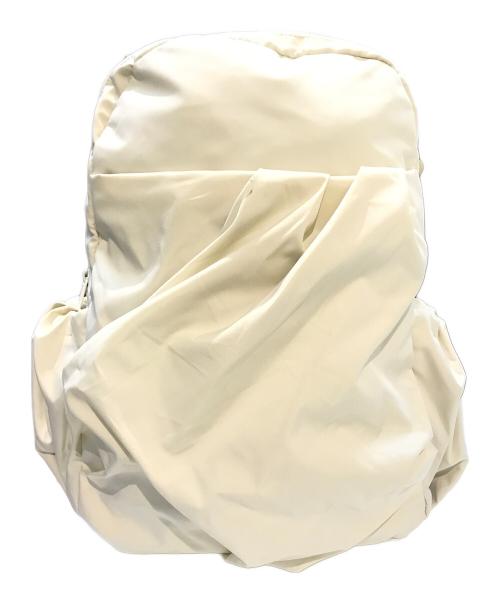 emmi atelier（エミアトリエ）emmi atelier (エミアトリエ) eco 撥水ギャザーボディーバックパック ホワイトの古着・服飾アイテム