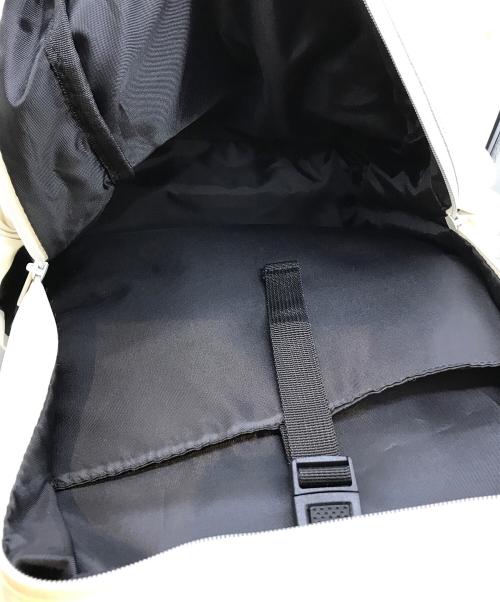 emmi atelier（エミアトリエ）emmi atelier (エミアトリエ) eco 撥水ギャザーボディーバックパック ホワイトの古着・服飾アイテム