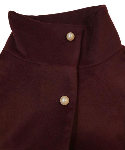 Cara BY KATRIN TOKYO（カーラバイカトリントーキョー）Cara by Katrin TOKYO (カーラバイカトリントーキョー) stand collar pearl button coat ワインレッド サイズ:SIZE CARAの古着・服飾アイテム