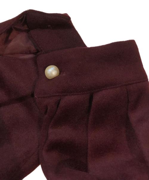 Cara BY KATRIN TOKYO（カーラバイカトリントーキョー）Cara by Katrin TOKYO (カーラバイカトリントーキョー) stand collar pearl button coat ワインレッド サイズ:SIZE CARAの古着・服飾アイテム