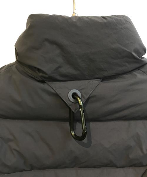 WHITE MOUNTAINEERING（ホワイトマウンテ二アニング）WHITE MOUNTAINEERING (ホワイトマウンテ二アニング) TAION (タイオン) ダウンジャケット グレー サイズ:3の古着・服飾アイテム