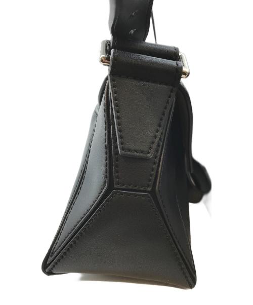 CHARLES & KEITH（チャールズアンドキース）CHARLES & KEITH (チャールズアンドキース) ナスリン ジオメトリックショルダーバッグ ブラックの古着・服飾アイテム