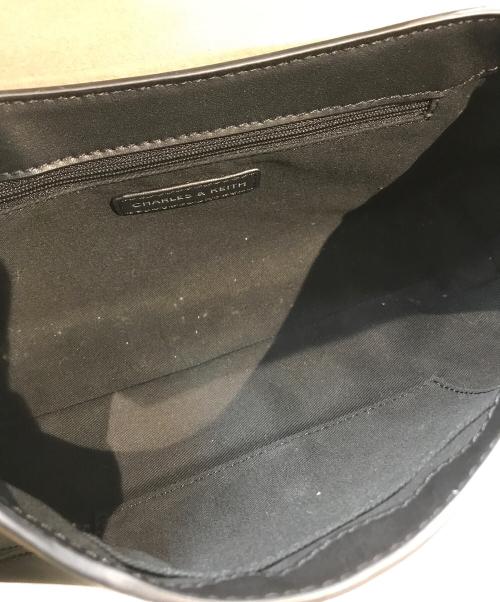 CHARLES & KEITH（チャールズアンドキース）CHARLES & KEITH (チャールズアンドキース) ナスリン ジオメトリックショルダーバッグ ブラックの古着・服飾アイテム