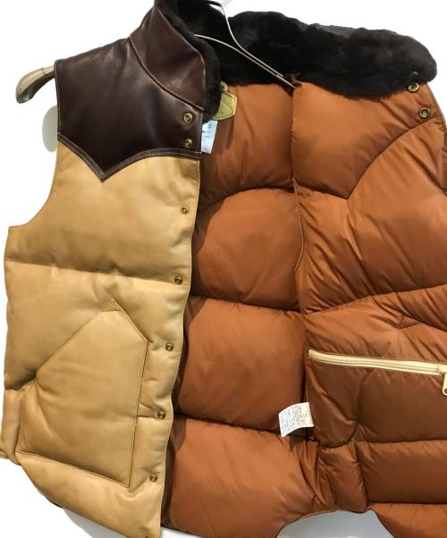 RockyMountainFeatherBed（ロッキーマウンテンフェザーベッド）RockyMountainFeatherBed (ロッキーマウンテンフェザーベッド) オールレザーダウンベスト ベージュ サイズ:Mの古着・服飾アイテム