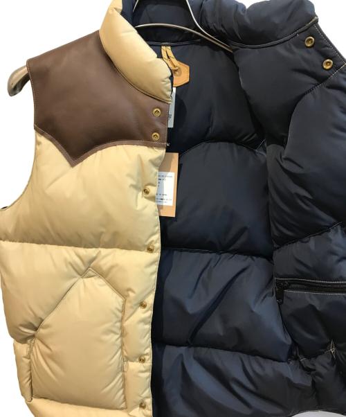 RockyMountainFeatherBed（ロッキーマウンテンフェザーベッド）RockyMountainFeatherBed (ロッキーマウンテンフェザーベッド) ダウンベスト ベージュ サイズ:38 未使用品の古着・服飾アイテム