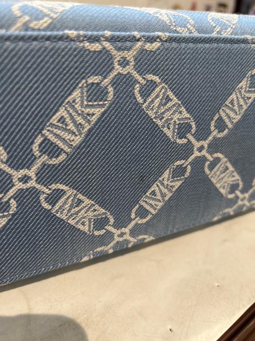 MICHAEL KORS（マイケル・コース）MICHAEL KORS (マイケル・コース) Gigi Large Empire Logo Jacquard Denim Tote Bag　30R4G3GT3U スカイブルーの古着・服飾アイテム
